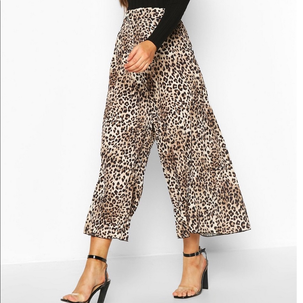 NWT Boohoo Leopard Pleated Wide Leg Culottes